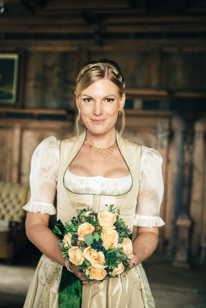 Trachtenhochzeit Portraits Braut Schloss